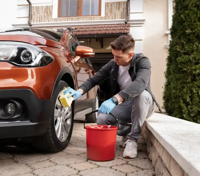Lavage auto à domicile Rots : professionnel intervenant sur un véhicule